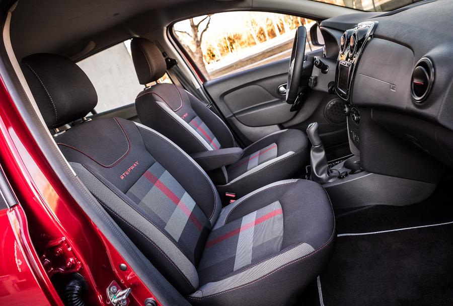 Интерьер Dacia Sandero Stepway Charisma 2019 года  (фото 20 из 24)